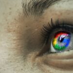 עדכוני גוגל האחרונים- אילוסטרציה זום אין על קו העיניים של בחורה עם לוגו גוגל משתקף בעין שלה