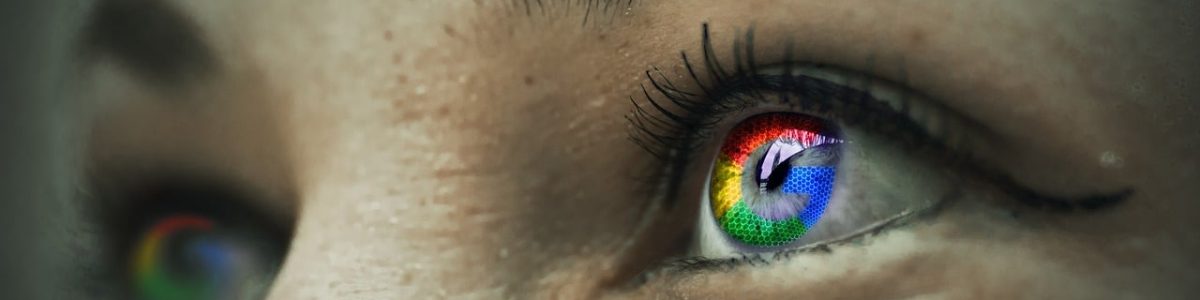 עדכוני גוגל האחרונים- אילוסטרציה זום אין על קו העיניים של בחורה עם לוגו גוגל משתקף בעין שלה